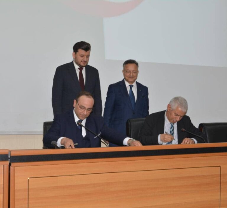 Signature d'une convention de coopération pour le financement des diplômés universitaires entre l’ANADE et la DGRST