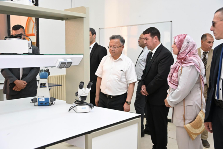 لقاءً مع إطارات جامعة المدية ويؤكد على تعزيز دور الجامعة في التنمية والابتكار
